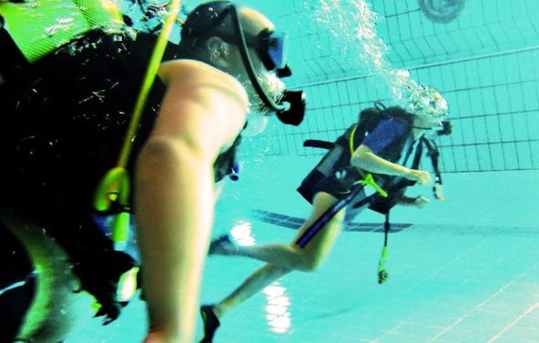 Tauchschnupperkurs im Pool Bremen