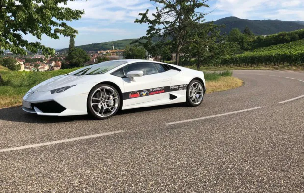 Supersportwagen fahren auf der Bergstraße im Elsass - 4