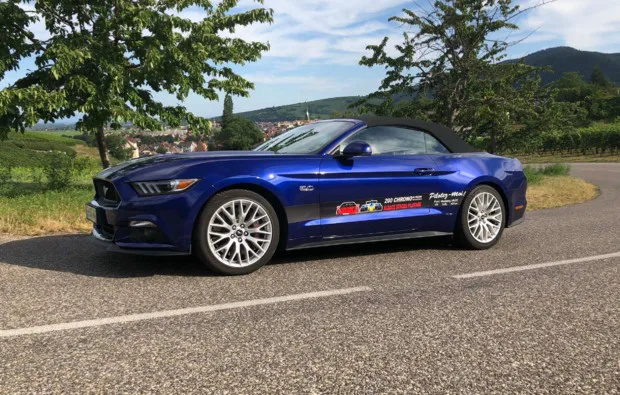 Supersportwagen fahren auf der Bergstraße im Elsass - 5