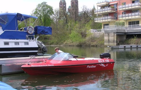 Motorboot fahren auf dem Rhein /Speyer