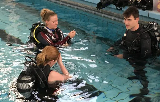 Tauchschnupperkurs im Pool Hochheim am Main - 1