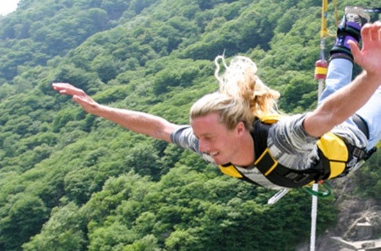 Bungee Jumping vom 220 Meter-Staudamm