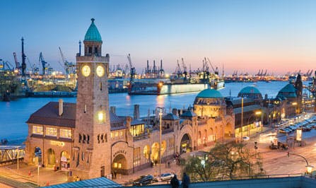 Hafen Hamburg bei Dämmerung